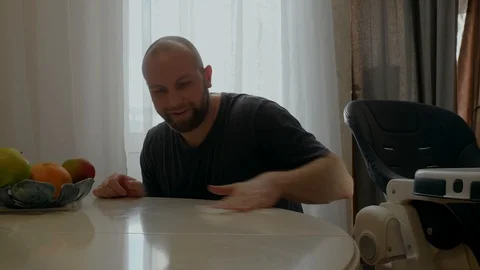 A man wipes the table Stockbeeldmateriaal 129490086