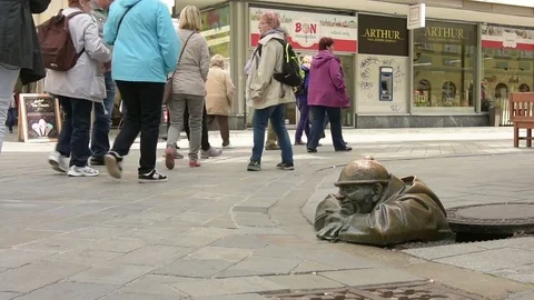 The Man at Work - Čumil statue in Bratislava Stock Footage 76234067
