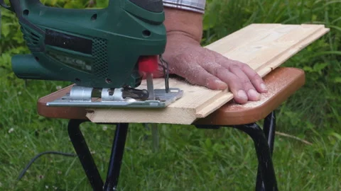 Man work with electric fretsaw Vídeos de archivo 113259685