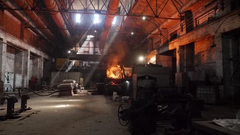 Man work with fire on factory Vidéo 121869309