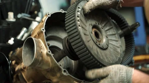 A man in work gloves assembles a CVT box for an ATV, repair work Vidéo 156078678