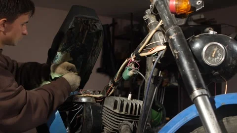 Man in work gloves carefully connecting intricate electrical wires on a 库存影片 342760969
