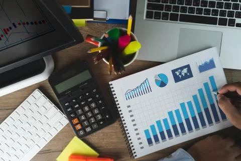Man work performance marketing Intelligence (BI) and business analytics Analy Foto stock