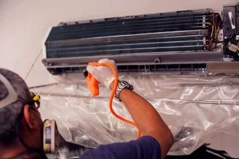 Man worker doing professional cleaning of air conditioning. Foto stock