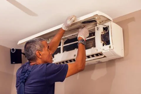 Man worker doing professional cleaning of air conditioning. Foto stock