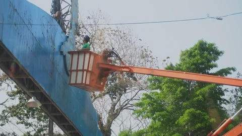 Man worker in orange lift bucket at Thailand. 库存影片 123748453