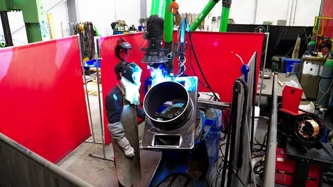 A man worker soldering / welding a stainless steel piece in a factory.

Un Vidéo 108458631
