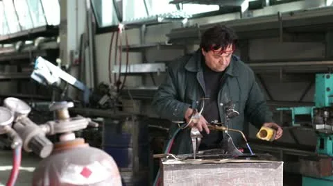 Man working with the blowtorch - dolly 库存影片 22155369