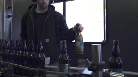Man working at a bottling line in a brewery 動画素材 77078948