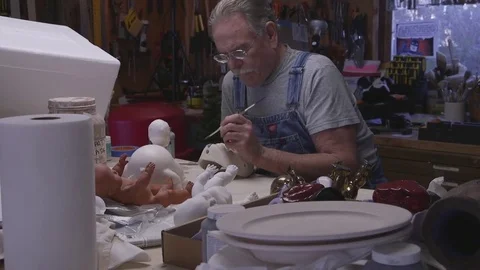 Man working with ceramics 動画素材 74930936