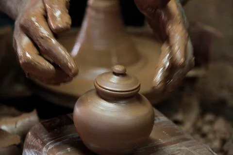 Man working the clay Stockfoto's