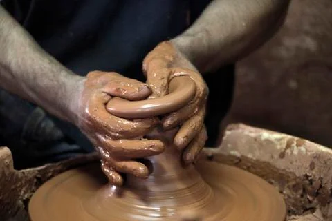 Man working the clay Stockfoto's