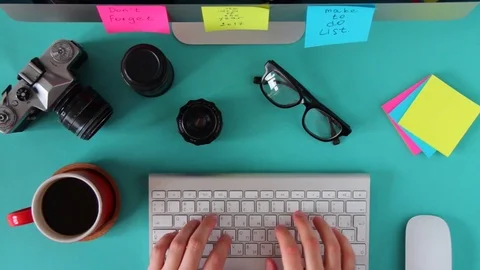 A man working at the computer and drinking coffee. Vídeo Stock 72428408
