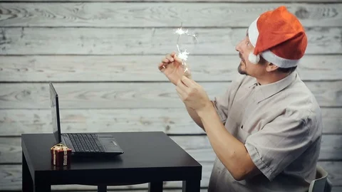 A man working at a computer in the new year Stockbeeldmateriaal 98334007