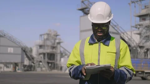 Man working at construction site and using tablet 스톡 동영상 114324193