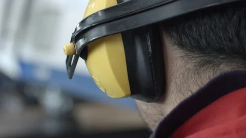 Man working in a factory Vídeos de archivo 75166339