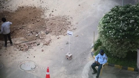 Man working hard, digging up sewer on a tiring hot summer day. Vídeos de archivo 155533533
