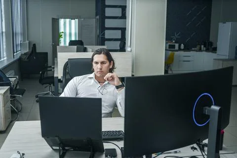 Man working at his computer in a modern office space. Stock-Fotos