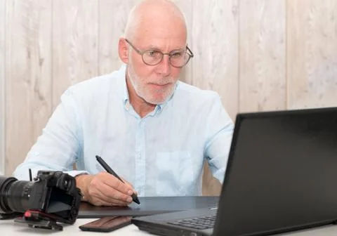 Man working on his graphics tablet Foto stock