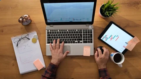 Man working from home with is holding the graphical screen with the mouse Vídeo Stock 147507765
