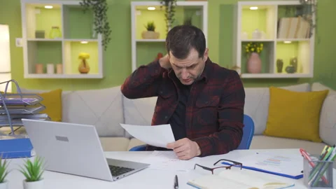 Man working from home scared, stressed and overwhelmed by poor workflow. Video stock 232287652