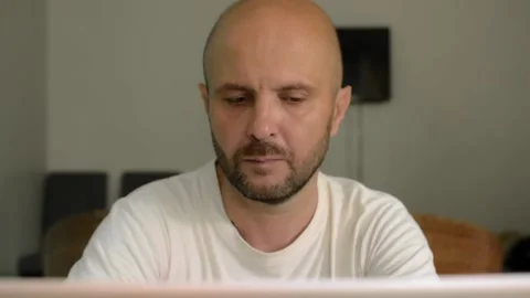 Man working on laptop close-up. Vídeo Stock 145465472