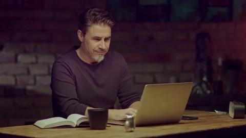 Man working with laptop computer at home office Vidéo 143112353