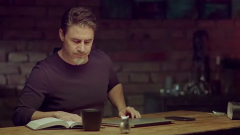 Man working with laptop computer at home office Vidéo 155122590