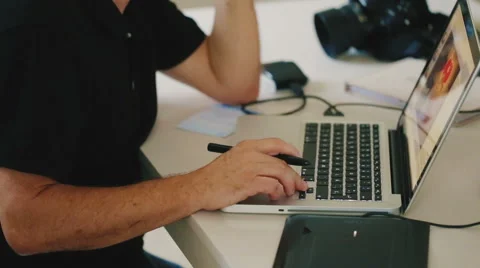 Man working on a laptop 库存影片 58948137