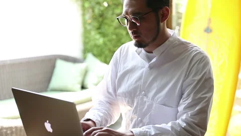 Man working on laptop 스톡 동영상 161874158