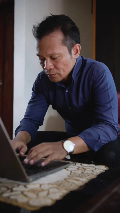 Man working on laptop. 스톡 동영상 279469385