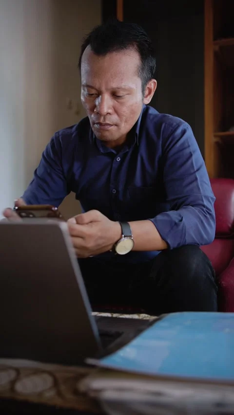 Man working on laptop Видео 279469491