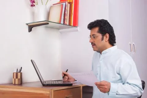 Man working on laptop Foto stock