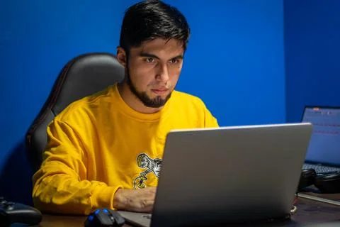 Man working on a laptop Stockfoto's