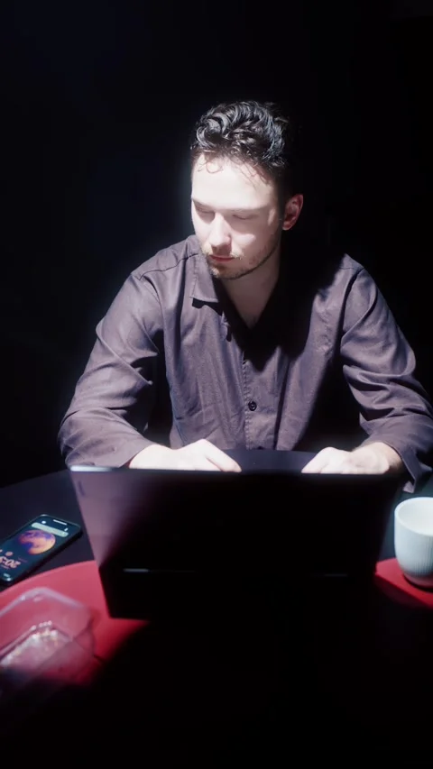 Man Working on Laptop Under Flickering Light Vídeos de archivo 322897841