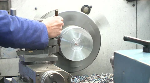 Man working with lathe and modeling a iron piece 库存影片 38709815