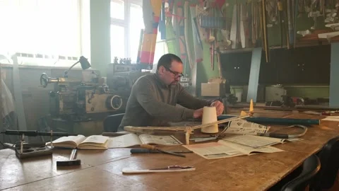 Man working in a locksmith shop 库存影片 171011821