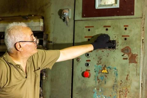 Man working on machine in a factory Stockfoto's