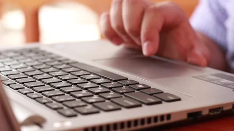 Man working on a notebook Vídeos de archivo 62020827