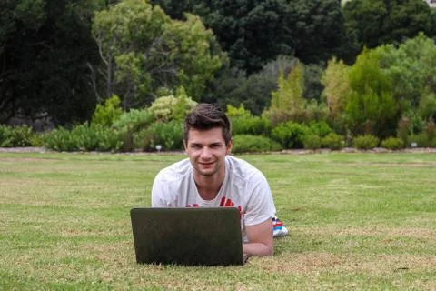Man working on notebook outdoors Foto stock