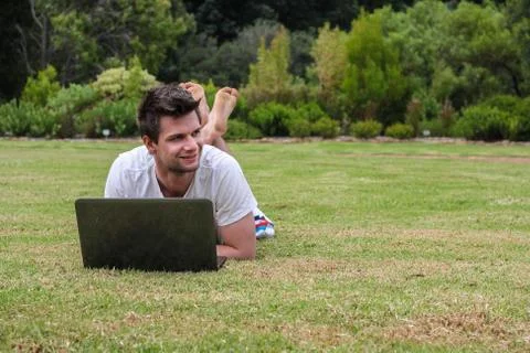 Man working on notebook outdoors Foto stock