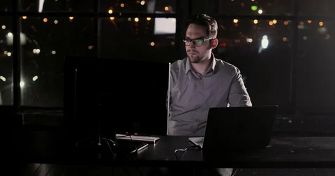 Man is working in the office late at night overtime. Vídeo Stock 105301445