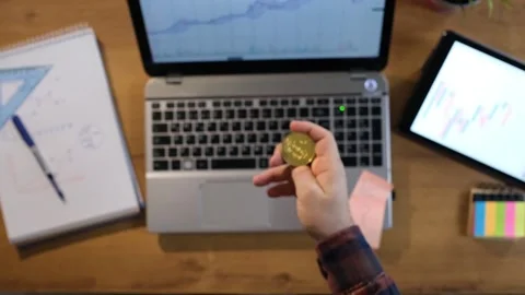 Man working in office throws bitcoin in hand in slow motion and catches it in pa Vídeo Stock 147508943