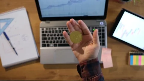 Man working in office throws bitcoin in hand in slow motion and catches it in pa Vídeo Stock 147509319