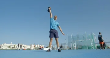 A man working out doing one arm Kettlebells raises. Stock-Footage 85537430