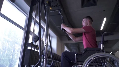 Man working out at the gym Video stock 205617965