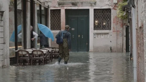 Man working on the outside restaurant during a flood Stock-Footage 125220183