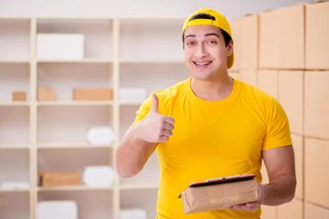 Man working in postal parcel delivery service office Foto stock