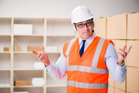Man working in postal parcel delivery service office Foto stock