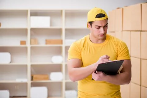 Man working in postal parcel delivery service office Foto stock